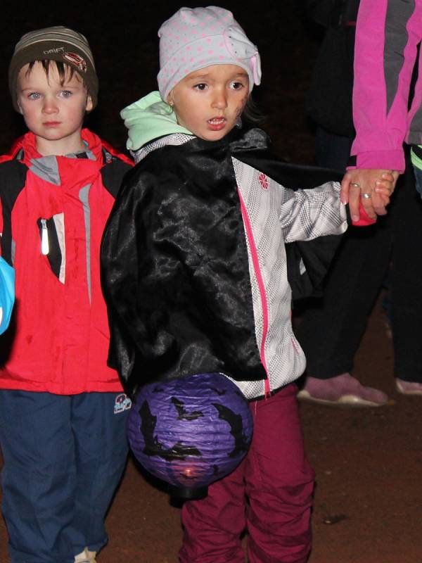 Přestože se někteří lidé k oslavě Halloweenu staví vlažně, v Lulči si ho užívají. Důkazem je nadšení dětí, které překonaly svůj strach. Kdo si před tím, než vyrazil na strašidelnou stezku do setmělého lesa, vymaloval svého papírového ducha, udělal dobře. 