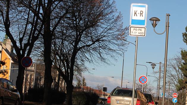 Polib a jeď, anglicky Kiss and Ride. To vzkazuje značka K+R řidičům ve Hřbitovní ulici ve Vyškově. Město ji zřídilo pro rodiče dětí ze Základní školy Nádražní 5. Zanedlouho se objeví i u školy Na Vyhlídce.