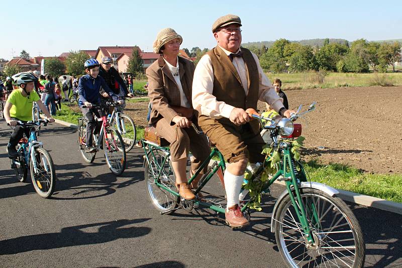 Hromadnou jízdou cyklisté otevřeli první cyklostezku ve Slavkově.