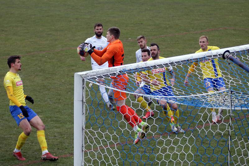 Vyškovští fotbalisté (v bílém) porazili na úvod jarní části druhé ligy Opavu 4:1.