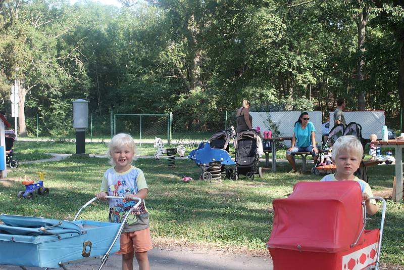 Ve Vyškově se konal sraz dvojčat, který se podařilo dát dohromady přes sociální sítě.