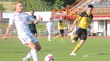 V utkání Moravskoslezské fotbalové ligy prohrál MFK Vyškov (bílé dresy) s FC Hlučín 0:1.