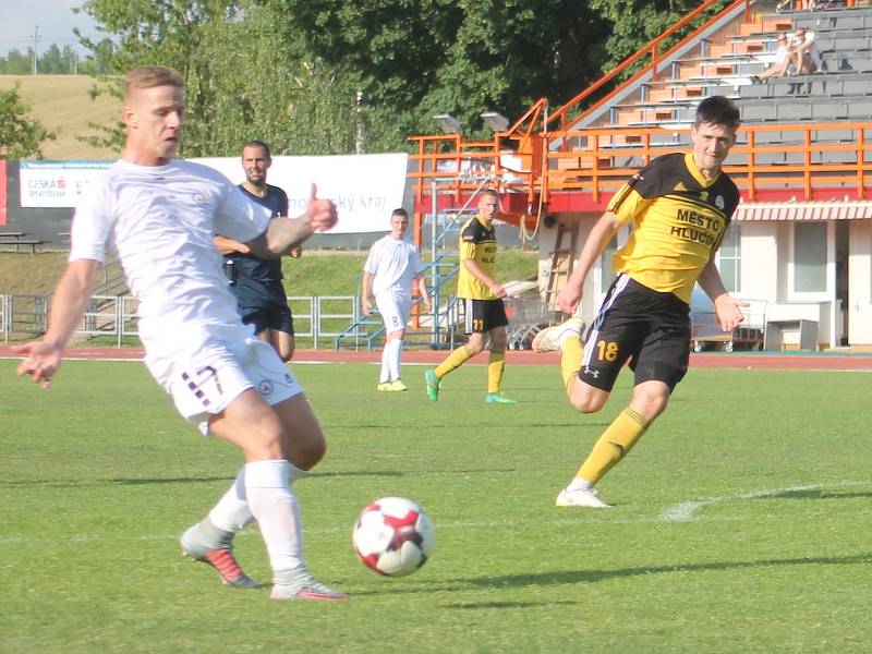 V utkání Moravskoslezské fotbalové ligy prohrál MFK Vyškov (bílé dresy) s FC Hlučín 0:1.