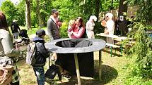 Zámecký park ve Slavkově byl poslední květnovou sobotu plný pohádkových bytostí. Lidé si užili také jarmark. Pořadatelé rozdali odměny 3,5 tisícům dětí.