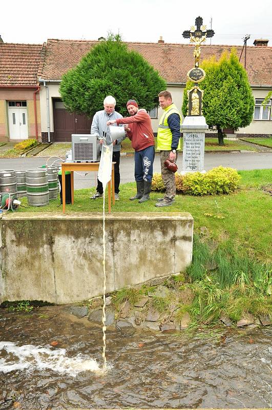 S humorem se Vítovičtí hospodští vyrovnali se zavřenou hospodou. Pivo vylili do potoka, ale přitom pobavili štamgasty.