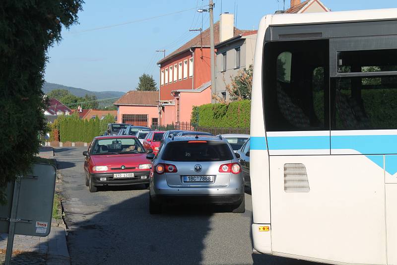 Dopravní situace v Purkyňově ulici ve Vyškově byla dnes ještě komplikovanější než obvykle.