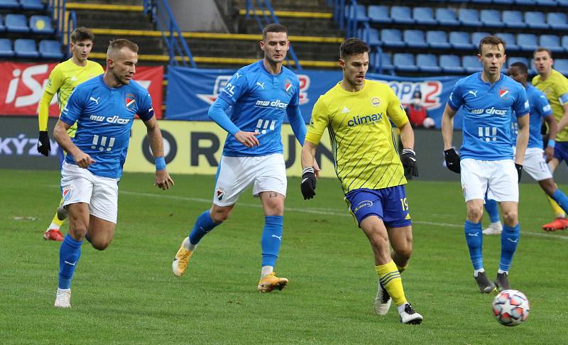 Fotbalisté Zlína (žluté dresy) hráli doma s Baníkem Ostrava 2:2. Zápas sledoval jen omezený počet diváků.