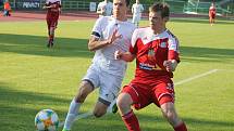 V utkání 26. kola Moravskoslezské ligy zvítězili fotbalisté MFK Vyškov (bílé dresy) nad FC Velké Meziříčí 5:1.