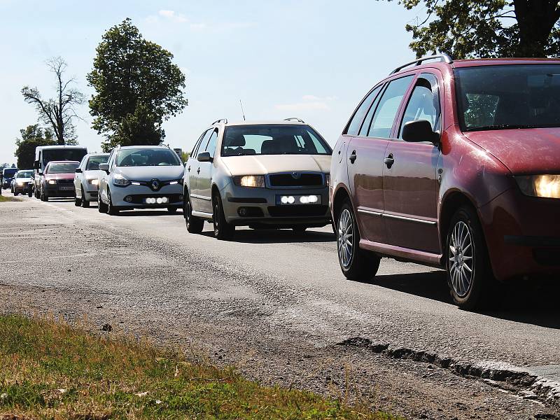 Dlouhé čekání a popojíždění v koloně potrápily ve středu řidiče na dálnici D1 i silnici II/430. Cestáři totiž uzavřeli nájezd 210.