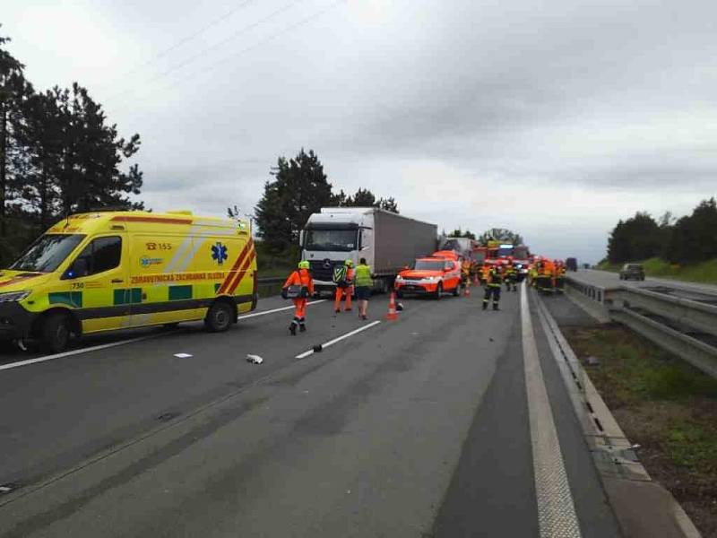 Nehoda dvou kamionů a dodávky poblíž Rousínova na Vyškovsku.