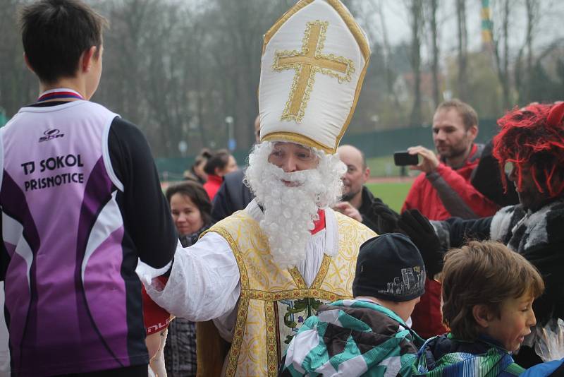 Atletický rok AHA Vyškov každoročně uzavírá Mikulášský běh, stejně tomu bylo i minulou sobotu. Na stadion Za Parkem dorazilo početné startovní pole mnoha věkových kategorií. Samozřejmě nechyběl Mikuláš, anděl a dokonce trio čertů.