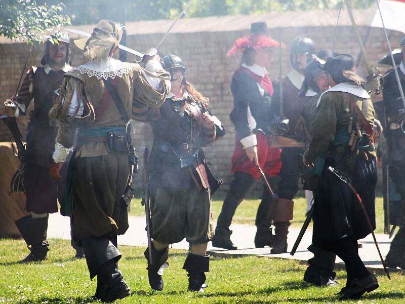 Bitva, kejklíři i historický oběd. Bučovice opět ožily minulostí