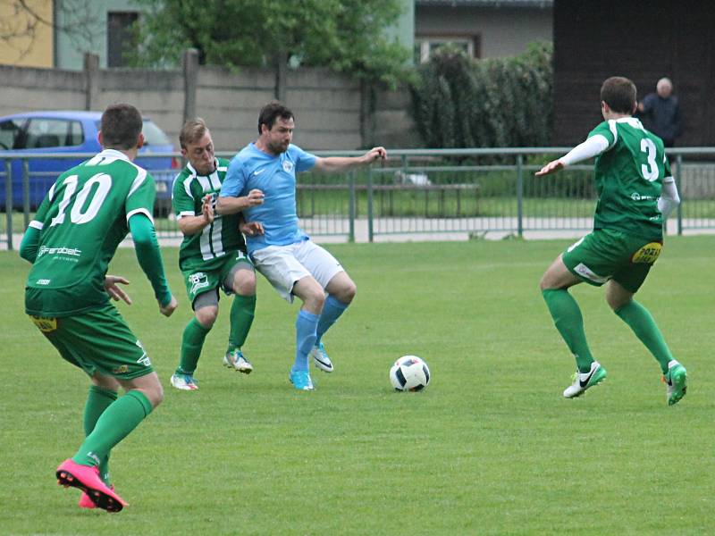 V krajském přeboru fotbalistů porazil Tatran Rousínov doma FC Boskovice 3:1. Klub předal dárek Liboru Kupčíkovi, který po 24 letech v Tatranu ukončil kariéru.