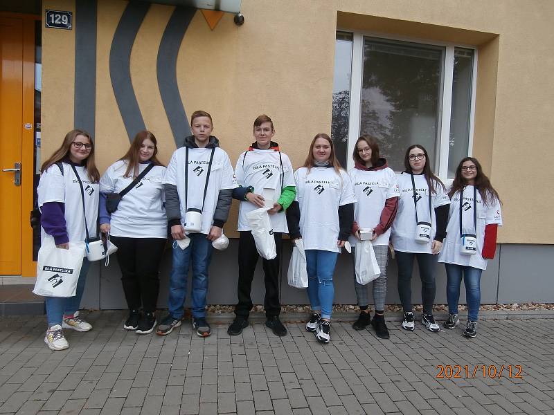 Studenti Integrované střední školy Slavkov u Brna pomáhali při sbírce Bílá pastelka.