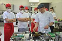 Ve dnech 10. 1. - 11. 1. 2022 poučil budoucí kuchaře ze Slavkova Tomáš Reger, šéfkuchař restaurace Element&Bar z Brna.