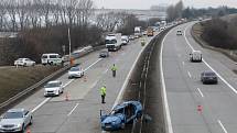 Osobní auto ve středových svodidlech omezuje dopravu na dálnici D1 u Komořan. Při nehodě se zranili tři lidé.