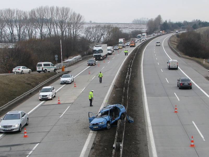 Osobní auto ve středových svodidlech omezuje dopravu na dálnici D1 u Komořan. Při nehodě se zranili tři lidé.