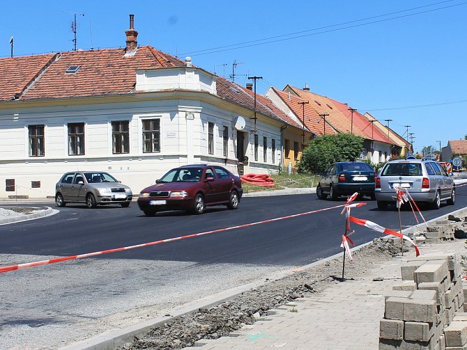 Oprava silnice z Rousínova do Tučap má být hotová do konce září.