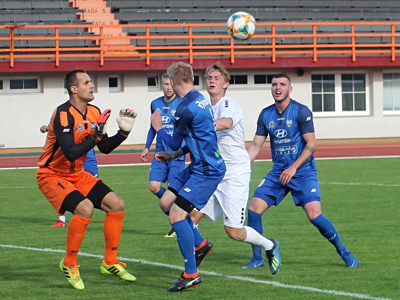 V utkání 28. kola Moravskoslezské ligy remizovali fotbalisté MFK Vyškov (bílé dresy) s SK Jiskra Rýmařov 1:1.