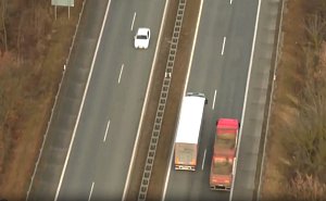 Ani zákaz neodrazuje mnohé řidiče kamionů na jižní Moravě. Více než tři sta jich už letos v kraji kvůli nesprávnému předjíždění zaznamenali dálniční policisté.