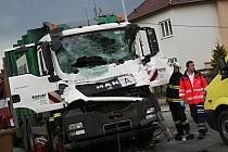V Rousínově se srazilo popelářské auto s kamionem.
