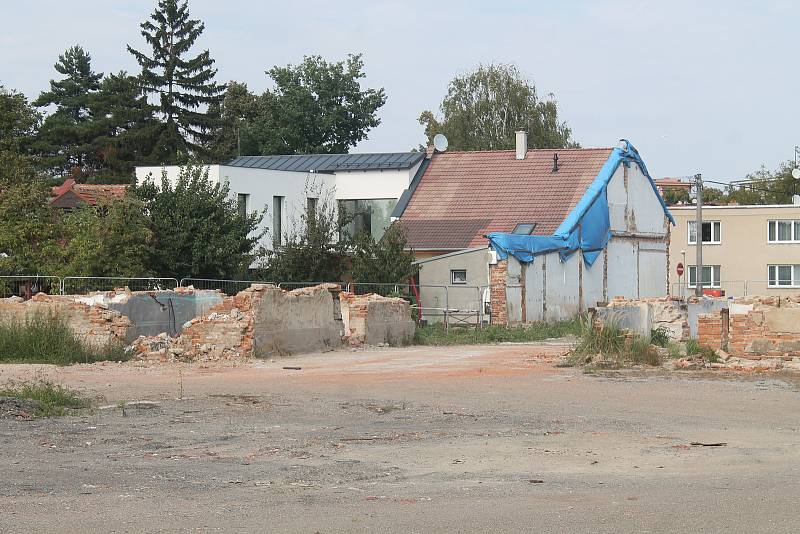 Areál bývalé vyškovské traktorové stanice po demolici.
