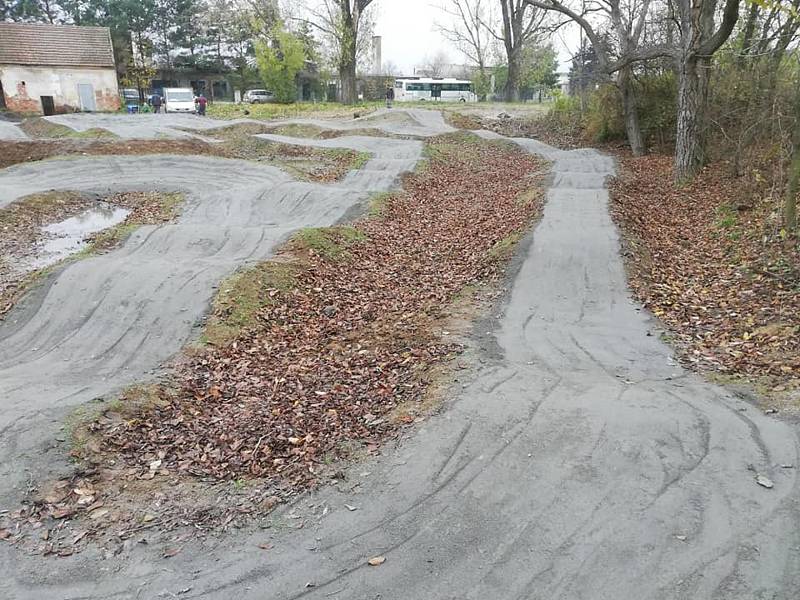 Výstavbou pumptracku obec zahájila úpravy sportoviště jako celku.