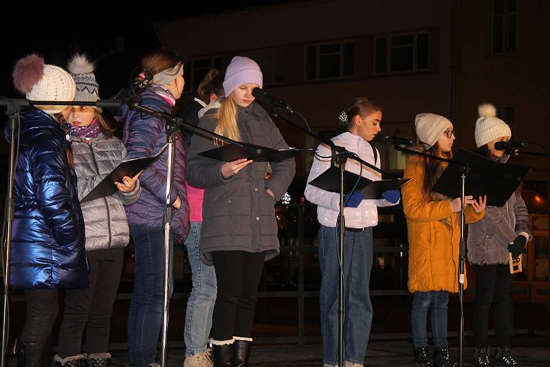Vyškované si zazpívali koledy na Masarykově náměstí s dětmi ze Základní umělecké školy Vyškov.