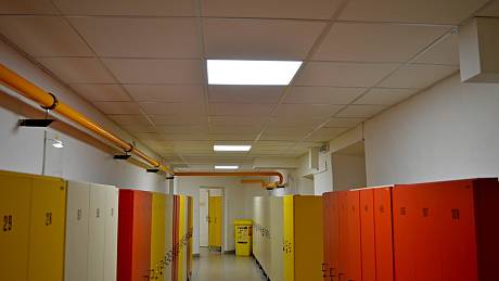 Základní škola Purkyňova měnila osvětlení ve sportovní hale.