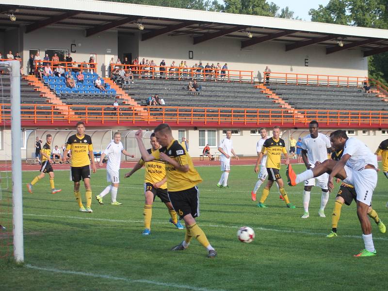 V utkání Moravskoslezské fotbalové ligy prohrál MFK Vyškov (bílé dresy) s FC Hlučín 0:1.