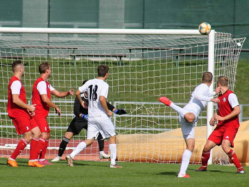 Fotbalisté MFK Vyškov (bílé dresy) porazili v utkání Moravskoslezské ligy Viktorii Otrokovice 3:1.