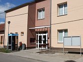 Na chodbě křižanovického obecního úřadu zbili dva muži starostu Lubomíra Cenka.