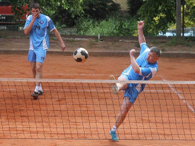 V utkání 6. kola II. ligy nohejbalistů porazil domácí R.U.M. Holubice (světle modré dresy) Sokol Zbečník 6:3.