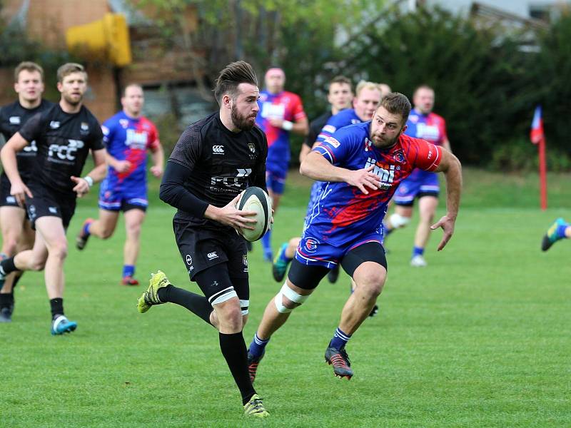 V posledním utkání letošní extraligy na domácím hřišti ragbisté Vyškova (modré dresy) porazili Tatru Smíchov 29:10.