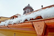 Opravu poškozené střechy Sokolského domu dokončili pracovníci ve Vyškově.