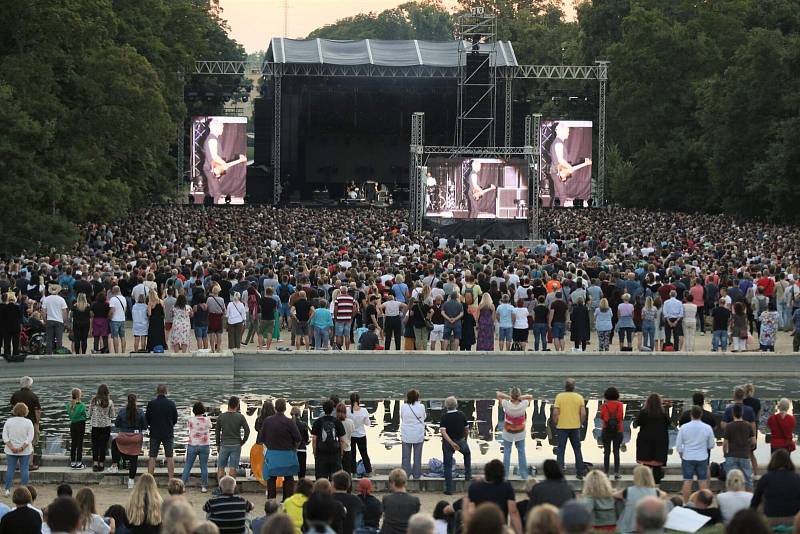 Několikrát odložený koncert Stinga přilákal tisíce posluchačů.