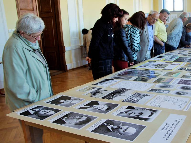 Na dni otevřených dveří vyškovského gymnázia se při oslavách 120 výročí sešli studenti, profesoři i absolventi, farář sloužil mši v kostele.