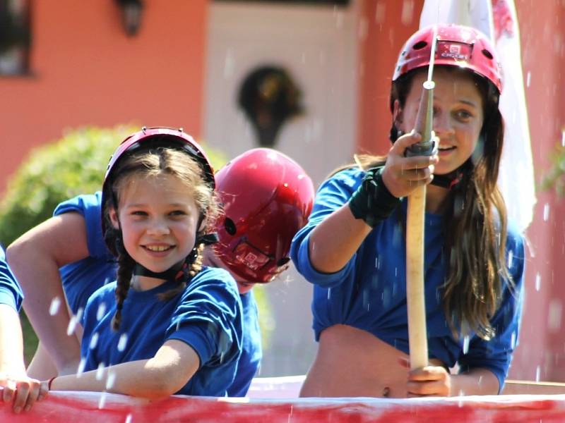 Poklad na hrušeckém jezeře hledali v sobotu účastníci Neckyády, která se konala u rybníka v Hruškách. Pořadatelé se inspirovali mayovkami, za indiány se nepřestrojili jen závodníci, ale i někteří diváci. Našlo se však i několik upírů.