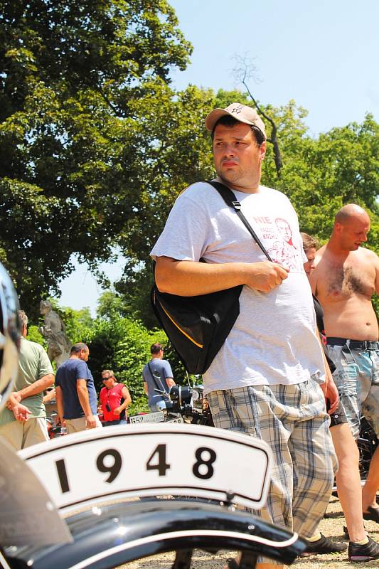 Slavkovský zámek znovu hostil nejen veterány. Oldtimer festival navštívily tisíce lidí.