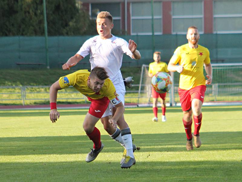 V malém derby Moravskoslezské fotbalové ligy MFK Vyškov (bílé dresy) - SK Hanácká Slavia Kroměříž zaslouženě zvítězili hosté 2:0.