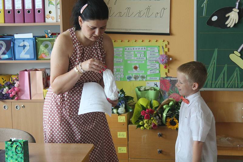 Prvňáci na Základní školy Purkyňova dostali kromě vysvědčení také medaile.