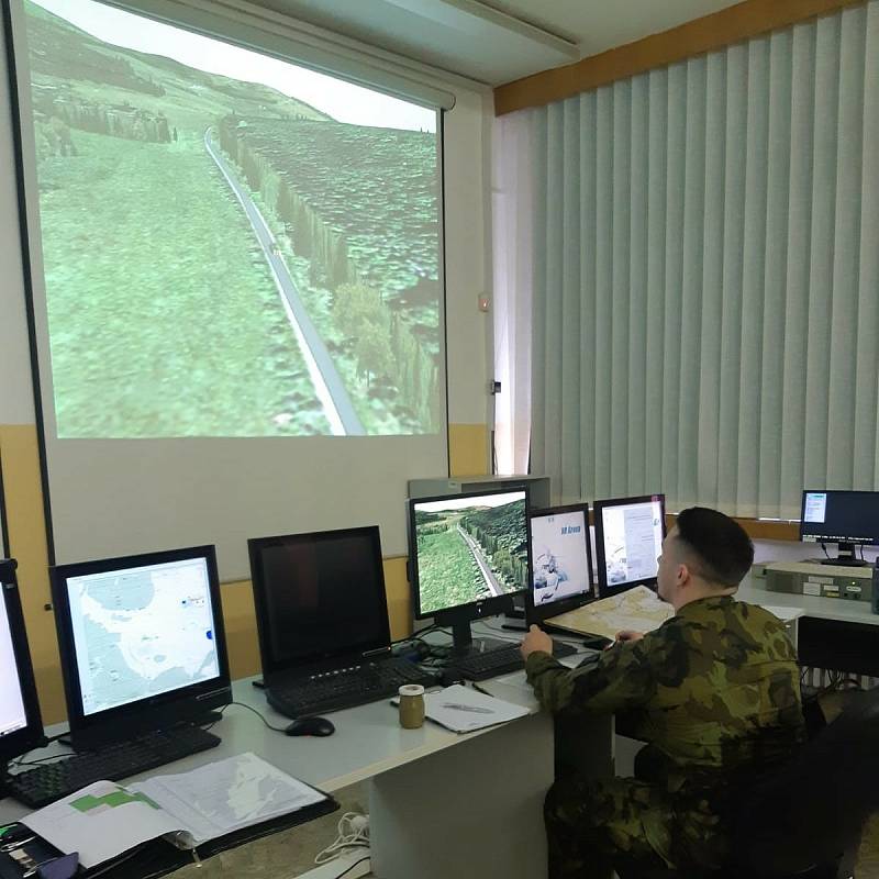 Vojáci cvičí ve Vyškově v Centru simulačních a trenažérových technologií.