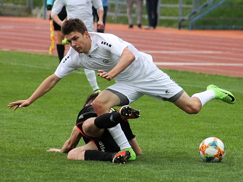 V utkání Moravskoslezské ligy porazili fotbalisté MFK Vyškov (bílé dresy) FC Dolní Benešov 2:0.