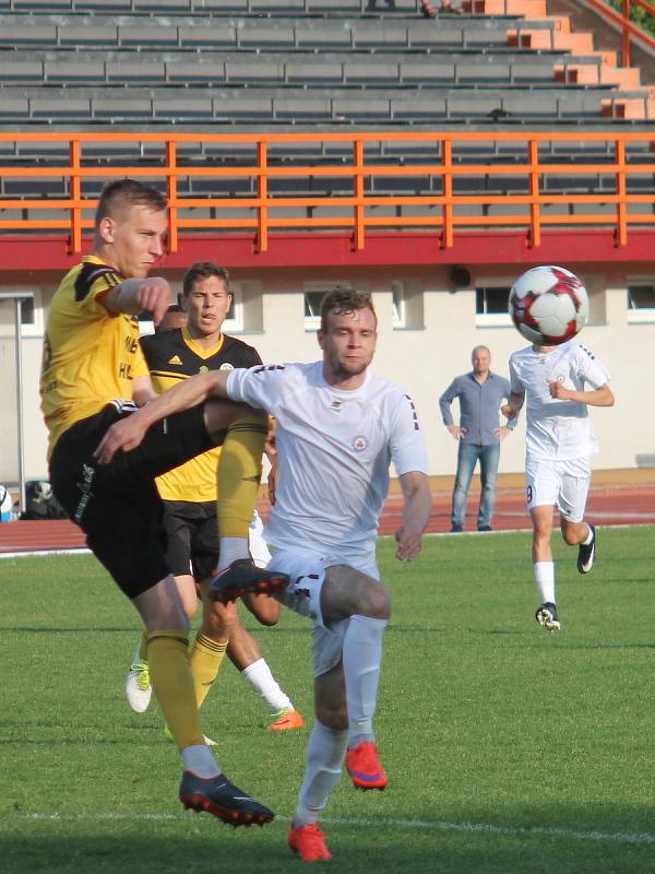 V utkání Moravskoslezské fotbalové ligy prohrál MFK Vyškov (bílé dresy) s FC Hlučín 0:1.