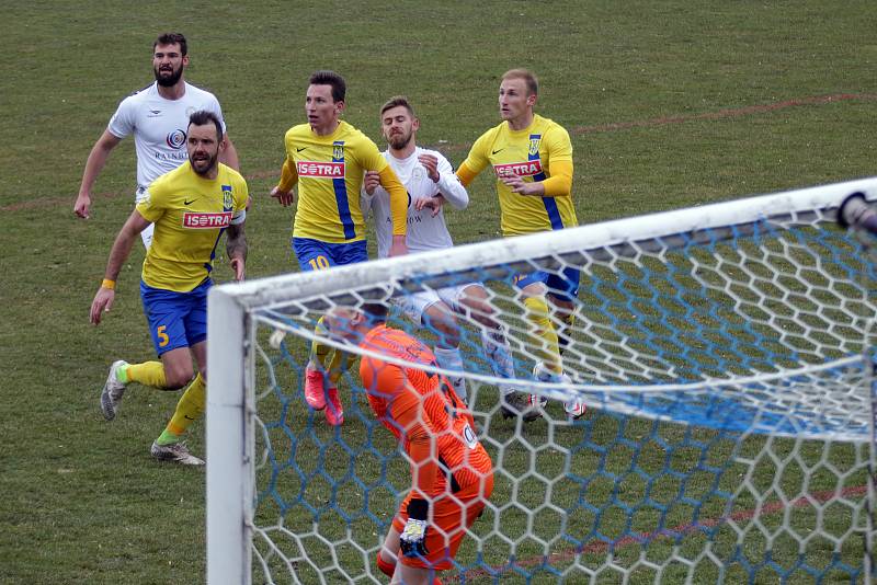 Vyškovští fotbalisté (v bílém) porazili na úvod jarní části druhé ligy Opavu 4:1.