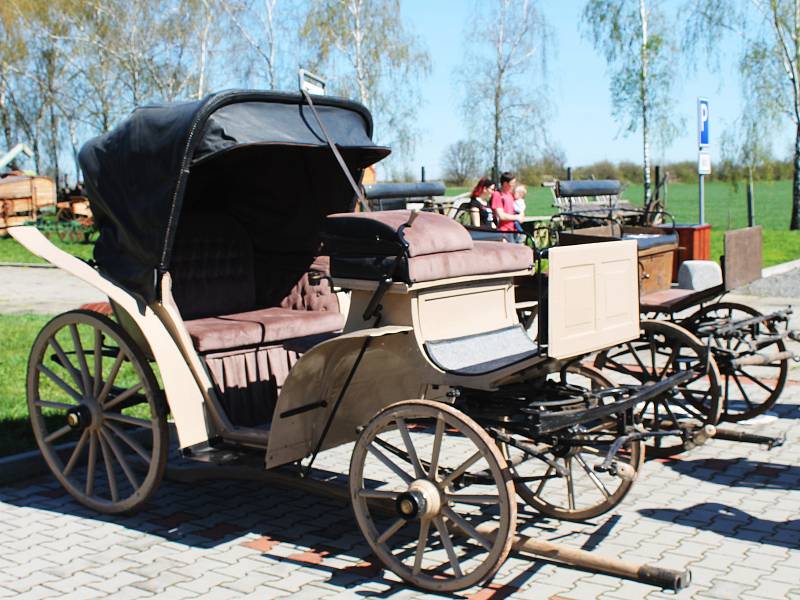 V muzeu v Hošticích-Herolticích představili návštěvníkům novodobější způsob hospodaření s použitím traktorů a nářadí  i ukázku polních prací  našich předků s koňmi.