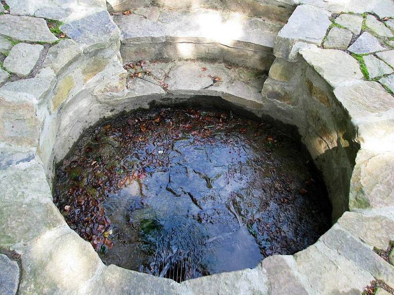 Občerstvení nabízí studánka U Svaté mezi Malínkami a Brankovicemi.