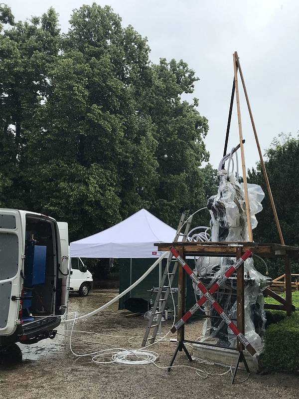 Kompletní dokončení renovace šestačtyřiceti vzácných barokních soch ohlásili restaurátoři ve Slavkově u Brna.