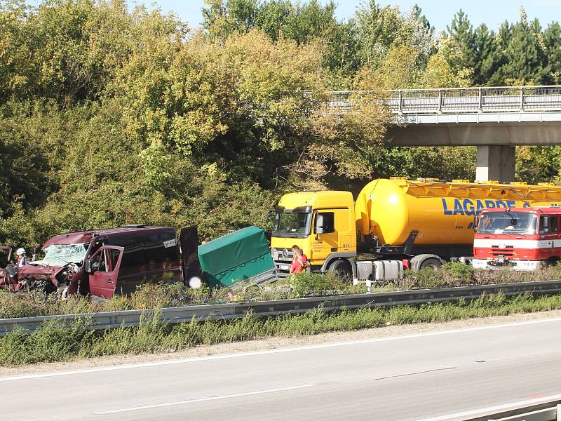 Nehoda na dálnici D1 nedaleko Komořan si ve čtvrtek vyžádala pět životů.