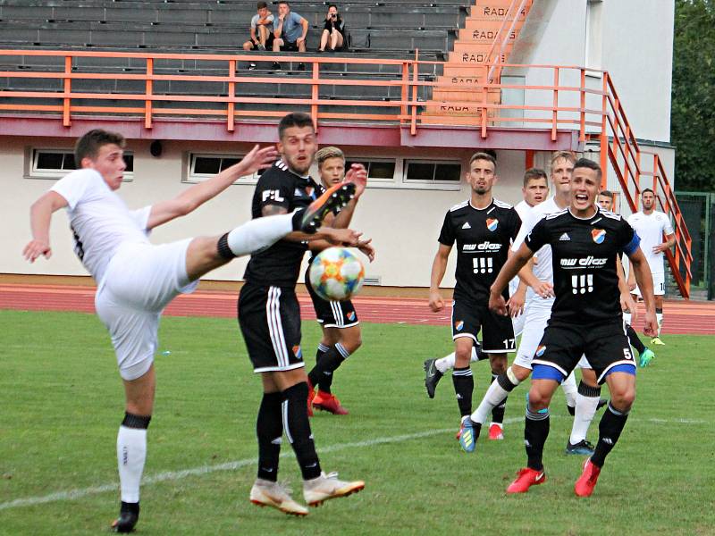 Ve třetím kole Moravskoslezské ligy fotbalisté MFK Vyškov (bílé dresy) remizovali  na domácím trávníku s Baníkem Ostrava B 1:1.
